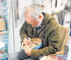  ?? Photo/ Alyssa Smith ?? Tony Waterson creating a wooden sculpture.