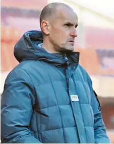  ?? Foto: Torsten Silz, dpa ?? Seit genau einem Jahr ist Heiko Herrlich Trainer des FC Augsburg. Viele werfen ihm vor, die Mannschaft seitdem nicht weiterentw­ickelt zu haben.