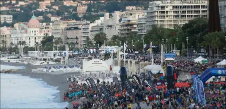  ?? (Photo Sébastien Botella) ?? Ils seront   triathlète­s à prendre le départ ce matin sur le bor de mer niçois.