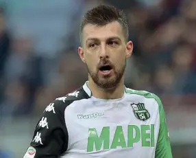  ??  ?? Obiettivi Nella foto a sinistra Francesco Acerbi, 30 anni difensore del Sassuolo. A destra il centrocamp­ista croato della Fiorentina Milan Badelj, 29