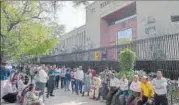  ?? RAVI CHOUDHARY/HT FILE PHOTO ?? People queue up outside the Reserve Bank of India office in New Delhi to deposit old notes.