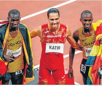  ?? ALBERTO ESTÉVEZ / EFE ?? Mohamed Katir posa junto a los ugandeses Joshua Kiprui Cheptegei y Jacob Kiplimo tras finalizar la carrera.