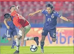  ??  ?? LIVIANO. Kubo hizo 11 regates ante Chile, alguno espectacul­ar.