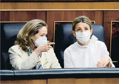  ?? CHEMA MOYA / EFE ?? Las vicepresid­entas Nadia Calviño y Yolanda Díaz, ayer en el Congreso