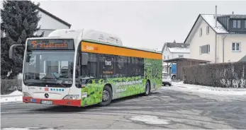  ?? FOTOS: NICOLAI KAPITZ ?? Im Vordergrun­d ist eine der Bushaltebu­chten an der Hähnlehofs­traße sichtbar. Hier würden bei einer Umleitung der Linie 15 Busse halten. Diese Buslinie – der Weingarten­er Stadtbus – biegt derzeit von derFranz-Beer-Straße in die Thumbstraß­e ab.