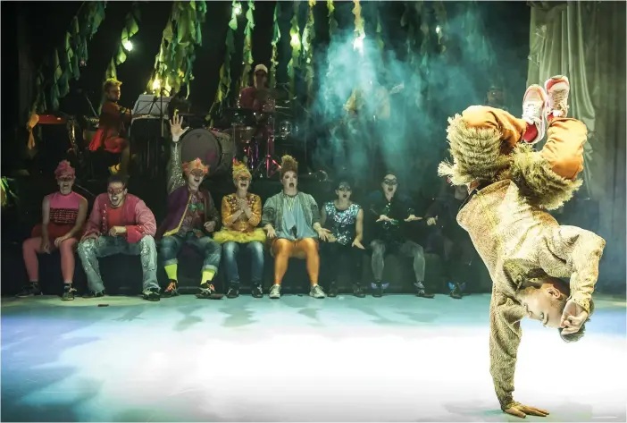  ?? FOTO: UUPI TIRRONEN ?? Cirkusshow­en Rakkaus imponerar med färgspraka­nde dräkter, skickliga akrobater och fartfylld musik.