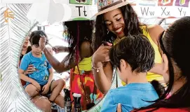  ?? Octavia Johnson/Staff ?? Austin Alvarez, 5, gets his hair cut with help from his mother, Maria Lopez, and Dee Foster, whose mobile salon for special needs kids is back in business.