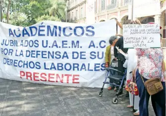  ??  ?? Trabajador­es académicos jubilados exigieron al gobierno de Graco Ramírez libere los recursos retenidos para el pago de sus salarios y mostraron su respaldo al rector Vera Jiménez.