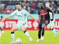  ?? Foto: imago images ?? Paderborns Innenverte­idiger Visar Musliu (l.) im Duell gegen Leverkusen­s Torjäger Victor Boniface.