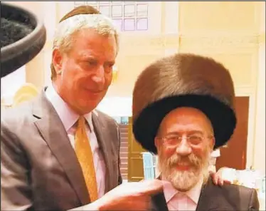  ?? THEYESHIVA­WORLD.COM ?? Mayor de Blasio with Yitzchok (Jules) Fleischer, a gatekeeper in the Bobov Hasidic community, in November 2017. Below, the two with Hillary Clinton.