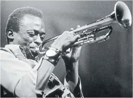  ??  ?? Miles Davis. Su período “eléctrico”, fuente inagotable de teorías.