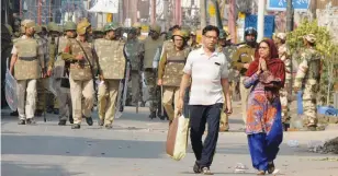  ?? — BIPLAB BANERJEE ?? Policemen patrol a street in Delhi