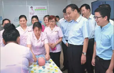  ?? RAO AIMIN / XINHUA ?? Premier Li Keqiang tours on Monday a section of 58.com that employs nannies. Online marketplac­e operator 58.com, in Changsha, Hunan province, offers services such as infant care, house-cleaning and moving through its online platform. The business...