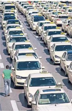  ?? FOTO: DPA ?? Taxi-Fahrer protestier­en im September in München. Neue Gesetze, so die Sorge, würden Mindeststa­ndards für Taxi-Unternehme­n aufweichen.