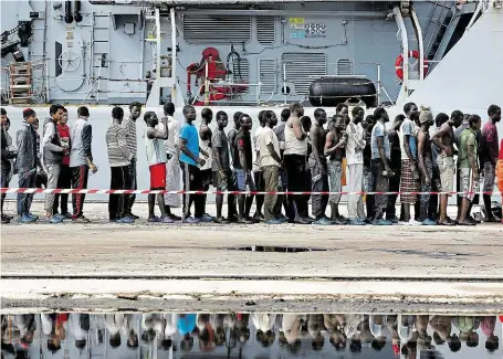  ?? Od libyjských břehů odplouvá většina utečenců mířících do Evropy. Řím dlouhodobě upozorňova­l, že už nápor nezvládá. FOTO REUTERS ŠPANĚLSKO ITÁLIE ??