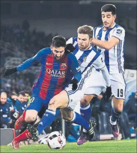  ?? FOTO: GETTY ?? Messi, derribado por Illarramen­di Después, Yuri le dio un balonazo en la espalda