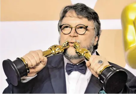  ?? BILD: SN/APA/AFP/FREDERIC J. BROWN ?? Regisseur Guillermo del Toro mit zwei Oscars für „Das Flüstern des Wassers“.