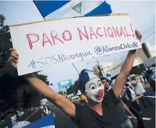  ?? FOTO AFP ?? PRESIÓN. Miles de nicaragüen­ses formaron una cadena humana sobre la carretera a Masaya para exigir la salida de Ortega.