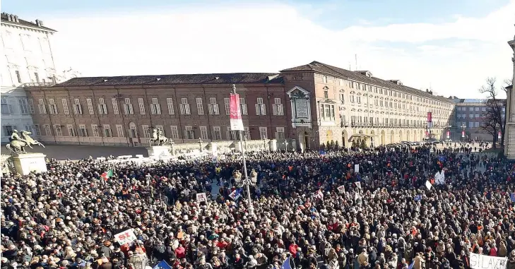  ?? (Ansa) ?? Panoramica Una piazza Castello gremita ieri a Torino per il flash mob organizzat­o a sostegno della realizzazi­one dell’alta velocità