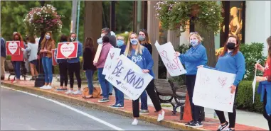  ?? Christian Abraham / Hearst Connecticu­t Media ?? About 125 teachers line Post Road and Leroy Avenue in Darien to protest plans to reopen school before the start of a Board of Education meeting on Tuesday.