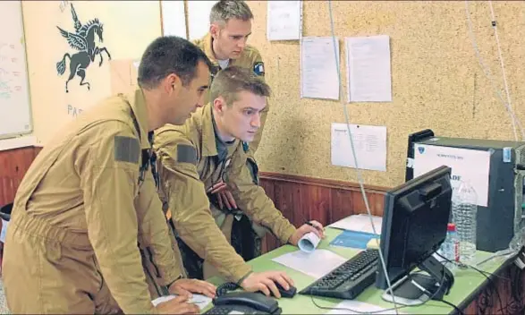  ?? STEPHAN AGOSTINI / AFP ?? Militares franceses observan un ordenador en la base aérea Capitán Preziosi, en la isla de Córcega
