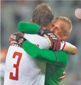  ??  ?? Euforia. Los daneses Kasper Schmeichel y Jannik Vestergaar­d festejan el triunfo.