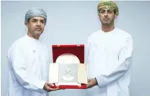  ?? – Shabin E./TIMES OF OMAN ?? THANK YOU: Saif bin Hilal Al Hosni, handing over a plaque to Sheikh Saad Al Mardhoof Al Saadi.