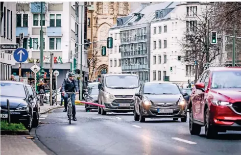  ?? RP-FOTO: ANNE ORTHEN ?? Die rosa Schaumstof­frolle zeigt den neuen Mindestabs­tand an, hier auf der Oststraße.