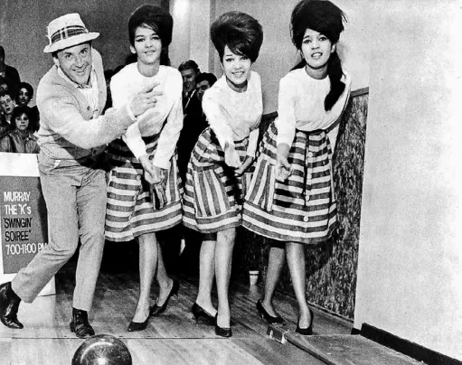  ?? Alamy Stock Photo ?? Murray the K with the Ronettes — Nedra Talley, Ronnie Spector and Estelle Bennett — in 1962.