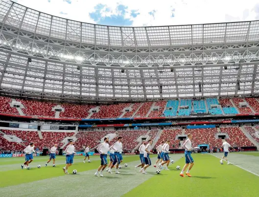  ?? AP ?? Jugadores de la selección de Rusia durante los entrenamie­ntos del equipo celebrados ayer en el Estadio Luzhniki en Moscú, donde hoy se inaugura el Mundial.
