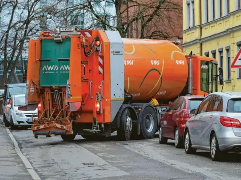  ?? Archivfoto: Michael Hochgemuth ?? Die Müllabfuhr in Augsburg soll ab 2021 um über 50 Prozent teurer werden.