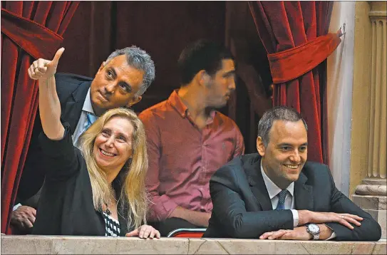  ?? TéLAM ?? ENVIADOS. La secretaria general de la Presidenci­a, Karina Milei, y Manuel Adorni, el jueves en el Congreso, en plena discusión.