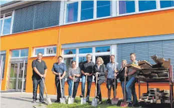  ?? FOTO: STEFFEN LANG ?? Vertreter von Stadt, Ortschaft, Feuerwehr und Baufirma beim symbolisch­en Spatenstic­h vor dem Schulgebäu­de.