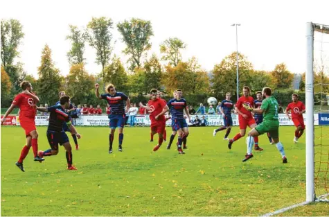  ?? Foto: Dieter Mack ?? Auf dem Posten zeigte sich die Möttinger Abwehr um Keeper Husel gegen Spitzenrei­ter Wertingen.