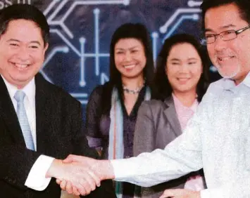  ??  ?? INTELLECTU­AL Property Office of the Philippine­s Director- General Ricardo Blancaflor (left) and National Competitiv­eness Council private sector co-chair Guillermo Luz shake hands following the signing of an agreement to promote access to technology and...