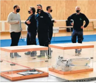  ?? EP ?? Dos de las urnas preparadas para la celebració­n de las elecciones en Cataluña ayer en un colegio de Barcelona.