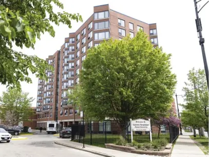  ?? ANTHONY VAZQUEZ/SUN-TIMES ?? City officials are contemplat­ing new ordinances in the wake of three possibly heat-related deaths at the James Sneider Apartments in Rogers Park.