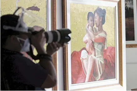  ?? PHOTOGRAPH BY ANALY LABOR FOR THE DAILY TRIBUNE@tribunephl_ana ?? CAMERAMAN directs his lens to an artwork that is featured in the Ortigas Art Festival.