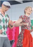  ?? FOTO: THEATERVER­EIN ?? Gut aufeinande­r eingespiel­t: Typisch deutsch oder doch nur Klischee? Norbert Schorpp und Désirée Schneider tanzen im Theaterstü­ck zu „Hoch auf dem gelben Wagen“.