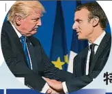  ??  ?? 特朗普與馬克龍在巴黎­愛麗舍宮舉行的新聞發­布會結束後親切握手。（美聯社照片）