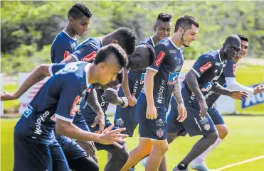  ?? JESÚS RICO ?? Los jugadores del Junior se alistan para afrontar otro juego decisivo en el ‘Metro’. El objetivo, mantenerse en los ‘8’.