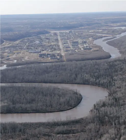  ?? OLIVIA CONDON / FORT McMURRAY TODAY / POSTMEDIA NETWORK ?? The Clearwater River snakes around Fort McMurray, pictured one year after a devastatin­g fire ripped through the town.