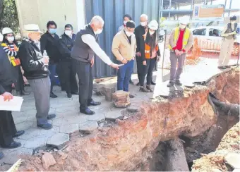  ??  ?? Los ministros de Obras Públicas y de la Secretaría Nacional de Cultura, Arnoldo Wiens y Rubén Capdevila, respectiva­mente, estuvieron en la zona del hallazgo histórico.