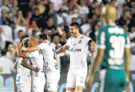  ?? GUILHERME DIONíZIO/CÓDIGO19 ?? Celebração. Jogadores do Santos comemoram com Marinho o segundo gol da equipe na vitória no clássico com o Palmeiras