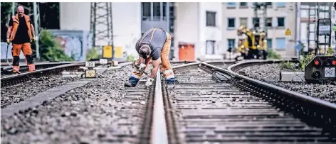  ?? FOTO: ANDREAS BRETZ ?? Gleisarbei­ten am Hauptbahnh­of Düsseldorf.