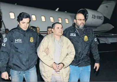  ?? AP ?? El Chapo llegando a Estados Unidos escoltado por dos policías, en enero del 2017
