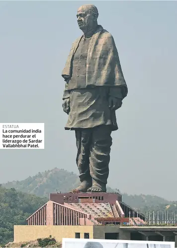  ??  ?? ESTATUALa comunidad india hace perdurar el liderazgo de Sardar Vallabhbha­i Patel.