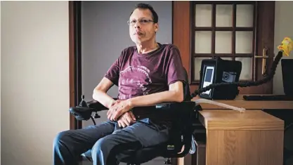  ??  ?? Edson Silva, de 58 anos, soube que sofria da doença em novembro de 2014