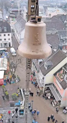  ?? RP-FOTOS (3). A. BLAZY ?? Blick aus dem Kirchturm auf die Glocke namens „Heiliger Bimbam“. Um 9.34 Uhr wurde das 333 Kilogramm schwere Teil in den Turm gehievt.