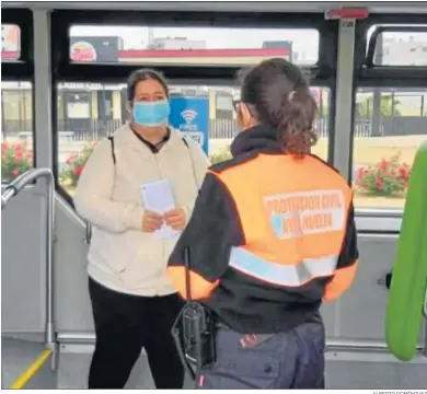  ?? ALBERTO DOMÍNGUEZ ?? Una ciudadana onubense porta una mascarilla en el autobús urbano.